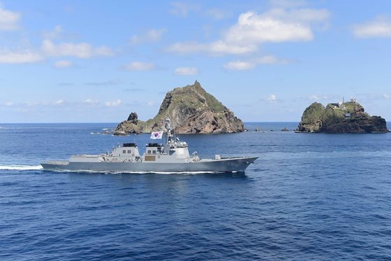 ２０１９年独島（トクド、日本名・竹島）をはじめ近隣海域で開かれた東海（トンへ、日本名・日本海）領土守護訓練の様子。［写真　日本海軍］
