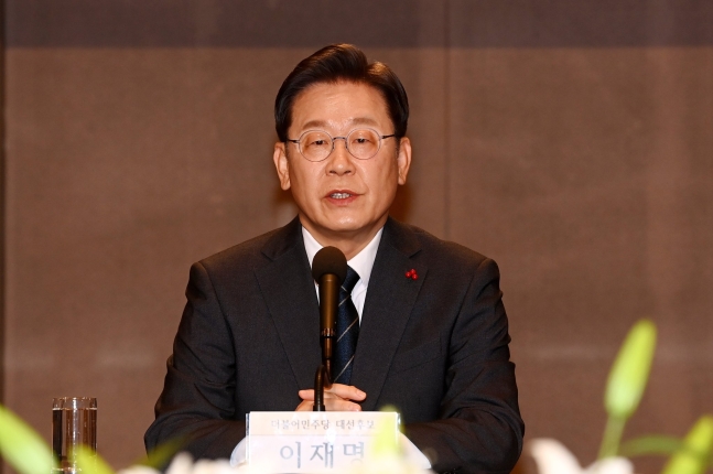 ３０日午前、韓国新聞放送編集人協会主催の討論会で基調発言をする共に民主党の李在明（イ・ジェミョン）大統領候補。　国会写真記者団