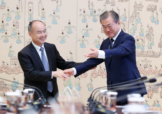 韓国の文在寅（ムン・ジェイン）大統領（右）とソフトバンクの孫正義会長（左）。［写真　ニューシス］