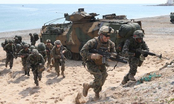 ２０１３年４月２６日、浦項（ポハン）で連合上陸訓練をする韓米の海兵隊。当時、沖縄の米海兵第３師団など韓米の海兵隊約３０００人が参加して１カ月間の訓練を実施した。　中央フォト