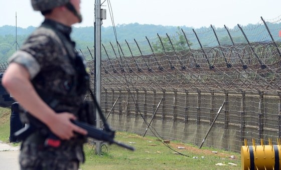 韓国陸軍１師団都羅（ドラ）ＯＰ鉄柵に科学化警戒システム構築の一環として光網が設置されている。光網は鉄柵に設置する網形の感知装備だ。［写真　共同取材団］