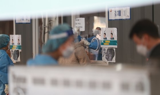 ソウル駅に設けられた選別診療所で医療陣がコロナ検査をしている。ウ・サンジョ記者