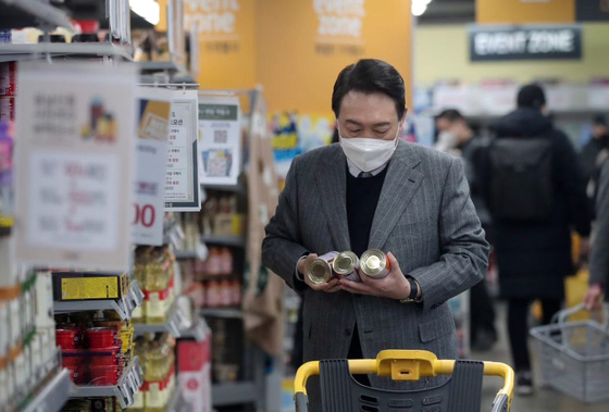 「国民の力」の尹錫悦大統領候補が８日にソウル市内の大型マートで買い物をしている。［写真　国民の力選挙対策委員会］