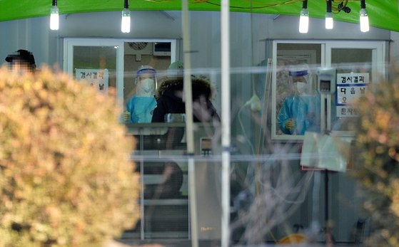 大田のある新型コロナ選別検査所で医療スタッフが市民を検査している。フリーランサーのキム・ソンテ