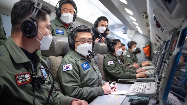 徐旭国防部長官が１月１日、空軍の空中早期警報統制機「ピースアイ」に乗って韓半島全域の対備態勢を点検している。