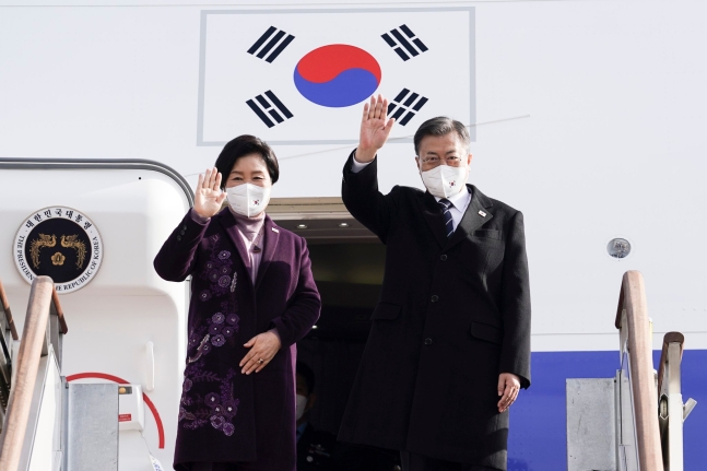 文在寅大統領と金正淑夫人が中東３カ国歴訪に向け１５日にソウル空港で新型空軍１号機に乗り込み手を振っている。キム・ソンリョン記者