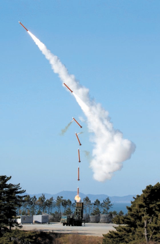 天弓は国内で研究開発した最初の中距離地対空誘導武器で、垂直発射台から誘導弾を空中に押し上げた後、空中で方向を変えて望む方向に飛行するコールドローンチ方式で運用される。写真は誘導弾発射の場面。　防衛事業庁