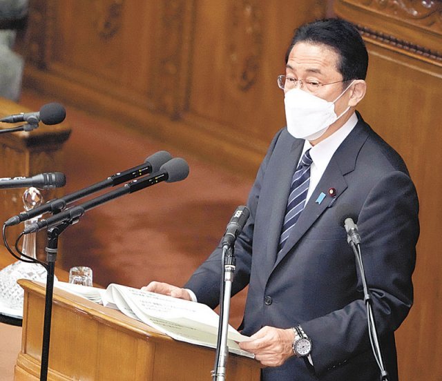 １７日、岸田文雄首相が参議院本会議場で施政方針演説を行っている。［写真　ＡＰ＝ニューシス］