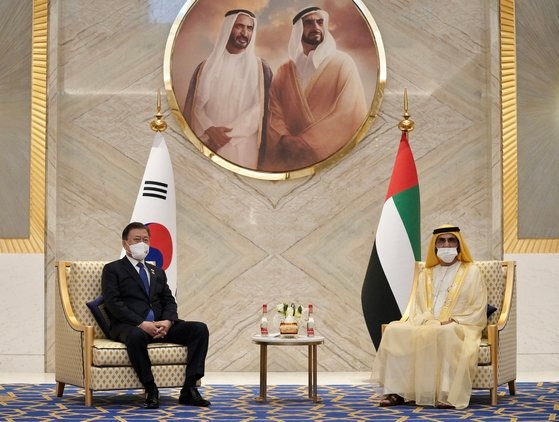 アラブ首長国連邦（ＵＡＥ）を訪問中の文在寅（ムン・ジェイン）大統領が１６日午後（現地時間）、ドバイエキスポのリーダーシップ館でムハンマド・ビン・ラシード・アール・マクトゥームＵＡＥ首相兼ドバイ首長と会談している。［写真　青瓦台写真記者団］