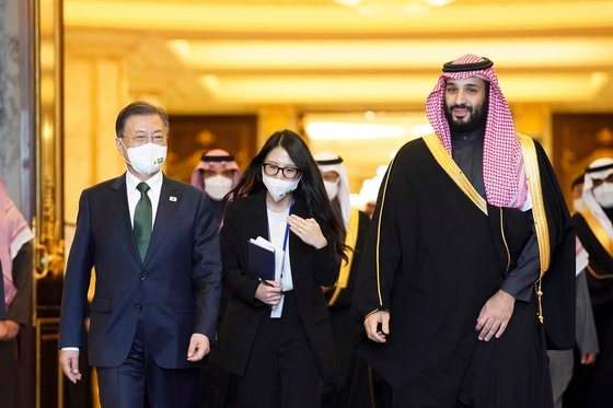 文在寅大統領が１８日（現地時間）サウジアラビア・リヤドのヤマーマ宮殿でムハンマド・ビン・サルマン皇太子と公式の昼食会後に会話している。キム・ソンニョン記者