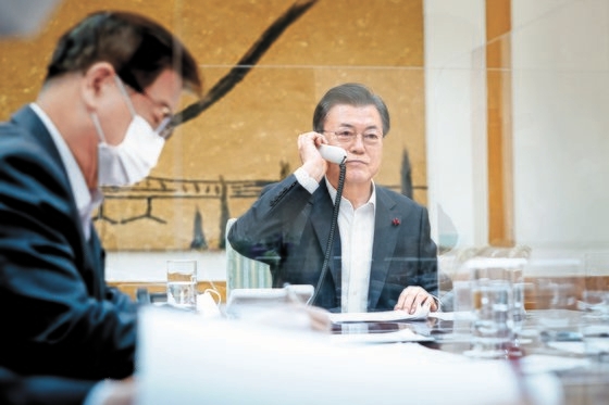 昨年１月２６日、韓国の文在寅（ムン・ジェイン）大統領が中国の習近平国家主席と電話会談をしている様子。［写真　青瓦台］