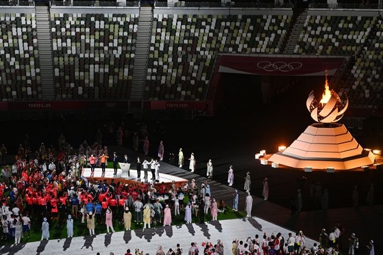 ８日に東京・国立競技場で開かれた東京五輪閉会式で聖火が消灯している。［写真　五輪写真共同取材団］