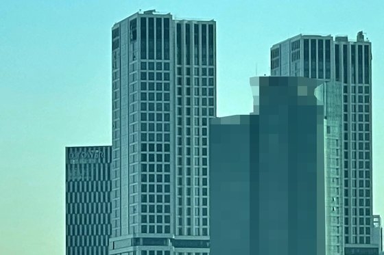 ソウル城東区（ソンドング）にある超高層住宅商店複合建物「アクロソウルフォレストＤタワー」。［写真　中央フォト］