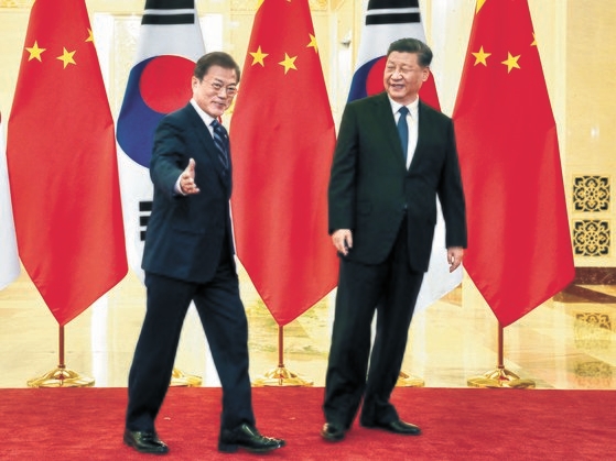 文在寅大統領（左）と習近平中国国家主席。［写真　青瓦台写真記者団］