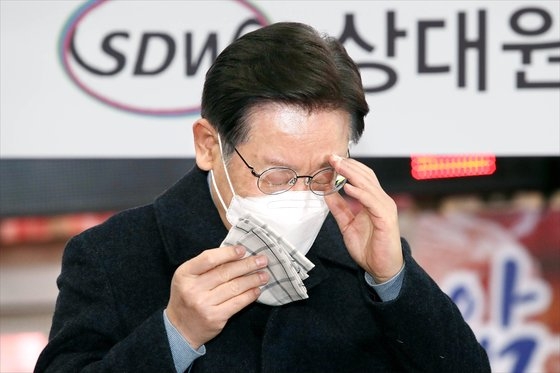 「共に民主党」の李在明大統領候補が２４日午後、京畿道城南市の市場で開かれた行事での演説中に涙をふいている。［写真　国会写真記者団］
