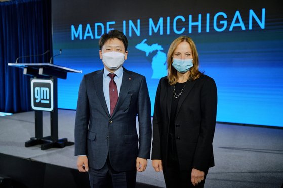 ＬＧエネルギーソリューションのキム・ドンミョン自動車電池事業部長（左）とＧＭのメアリー・バーラ会長が２５日、米ミシガン州議会で開かれた第３合弁工場投資発表会で記念撮影をしている。［写真　ＬＧエネルギーソリューション］