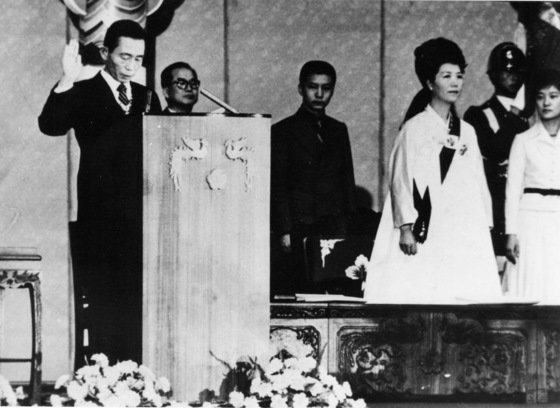 １９７２年維新憲法で第８代大統領に当選した朴正熙（パク・チョンヒ）大統領が就任式で宣誓をしている。［写真　中央フォト］