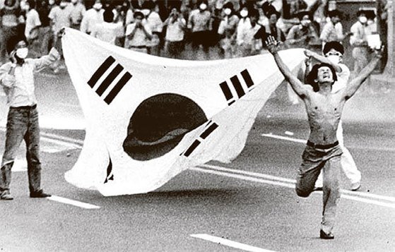 １９８７年６月民主抗争当時、民主化と大統領直接選挙制を要求してデモを行う様子。［写真　中央フォト］