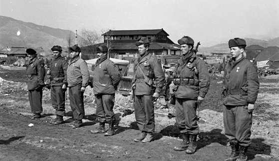 米国陸軍第２３連隊に配属され、祗平里の戦闘で武功を立てたフランス大隊員ら。写真左のモンクラール大隊長は自ら中将から中佐に階級を降格して参戦した逆転の勇将だ。彼らの他、ＫＡＴＵＳＡも大きく活躍した。［写真　キム・ソンス氏提供］