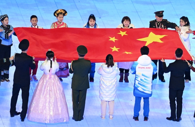 ４日午後に行われた北京冬季五輪開会式での中国国旗入場である女性が（前列左から２人目）が韓服を着ている。キム・ギョンロク記者