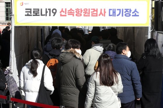 オミクロン株の拡大で新型コロナ感染者が３万８６９１人となった６日午前、ソウル駅新型コロナ選別診療所を訪ねた市民らが検査のために待機している。チャン・ジニョン記者