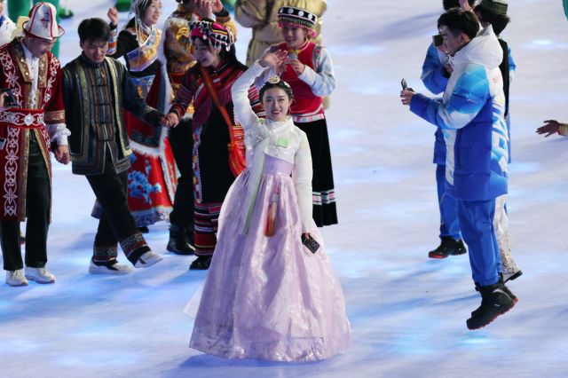 北京五輪開会式で韓服を着て手を振る女性。［写真　聯合ニュース］