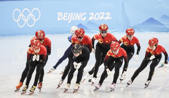 １日に行われた中国首都体育館で行われた中国ショートトラック代表チームのトレーニングで、ビクトル・アン（アン・ヒョンス）コーチ（前列左から２人目）と選手らがトレーニングをしている。キム・ギョンロク記者