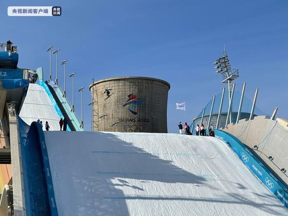 北京オリンピック（五輪）スキージャンプ台。［写真　ＣＭＧ］