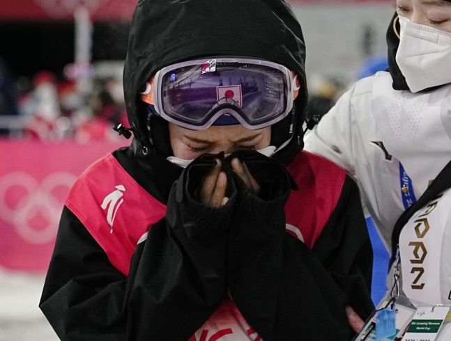 失格判定後に泣き崩れる高梨選手。［写真　共同＝聯合ニュース資料写真］