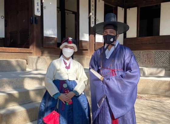 クリストファー・デル・コルソ駐韓米国代理大使が韓服を着た写真を上げ「伝統韓国文化経験を愛する」と明らかにした。［コルソ代理大使ツイッター　キャプチャー］