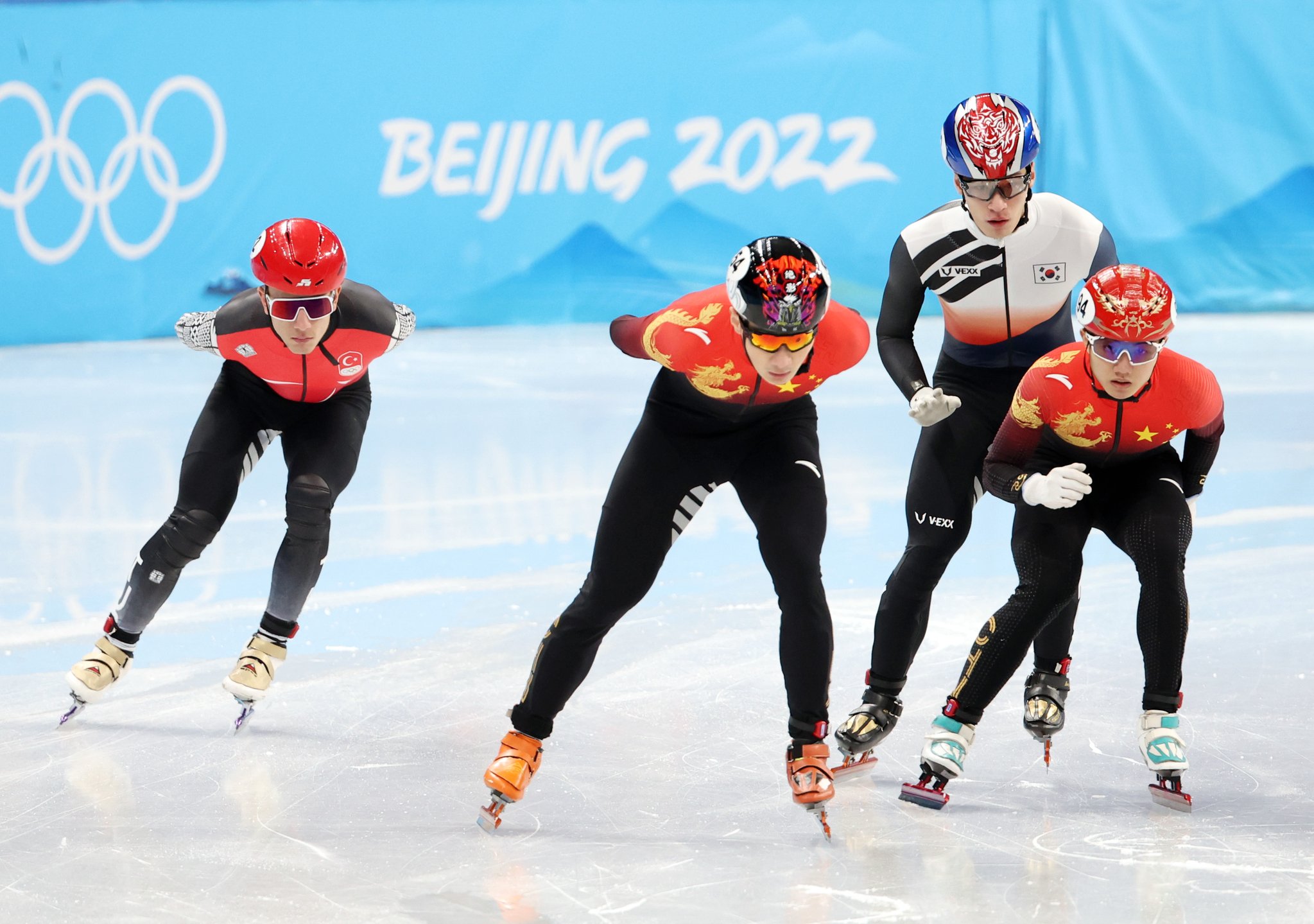 日午後、中国北京首都体育館で開かれたショートトラック男子１０００メートル準決勝で黄大憲（右から２番目）が中国選手たちと接触を避けている。黄大憲はこの過程でペナルティが認められて失格を受けた。キム・ギョンロク記者