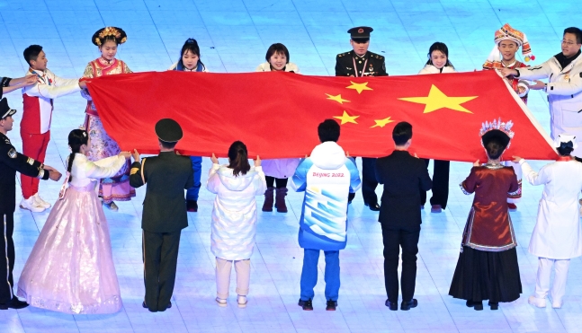 ４日の北京冬季五輪開会式の中国国旗入場で、ある女性（前列左から２人目）が韓服を着ている。キム・ギョンロク記者
