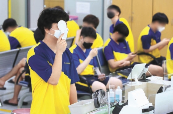 兵務庁で２０２２年の第一回身体検査日が行われた７日午後、釜山水営区釜山地方兵務庁の身体検査場で徴兵対象者が視力測定など検査を受けている。ソン・ボングン記者