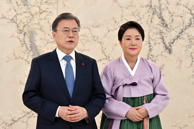 文在寅（ムン・ジェイン）大統領夫妻が旧正月を迎え、青瓦台（韓国大統領府）から映像であいさつの言葉を伝えた。［写真　青瓦台］