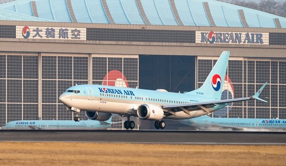 １３日、大韓航空ボーイング７３７－８型機１号機が金浦（キンポ）空港に着陸している。大韓航空によると、今回導入された同機は堪航性検査などを経た後、来月１日から運航に入る予定だ。［写真　大韓航空］