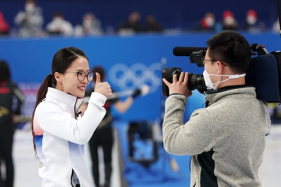 １４日午後、中国北京国家水泳センターで行われた２０２２北京冬季オリンピック（五輪）女子カーリング１次リーグ第６戦の韓国対日本の競技が終わった後、スキップの金恩貞（キム・ウンジョン）が中継カメラに向かってポーズを取っている。 ［写真　北京＝キム・ギョンロク記者］