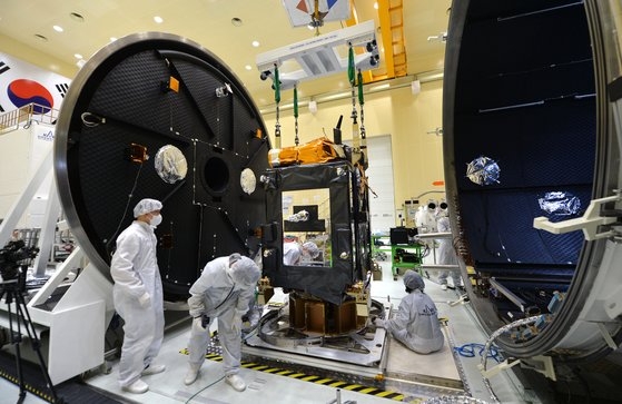 韓国航空宇宙研究院（航宇研）の研究員が８日、韓国初の月探査用軌道船を熱真空チャンバに入れる実験をしている。キム・ソンテ記者