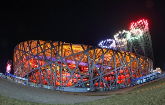 北京冬季五輪閉会式が開かれた２０日午後、中国・北京国家スタジアム上空に花火が上がっている。キム・ギョンロク記者