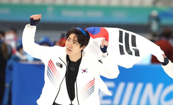 １２日、中国北京国家スピードスケート館で開かれた２０２２北京冬季オリンピック（五輪）スピードスケート男子５００メートル競技で銀メダルを獲得した車ミン奎（チャ・ミンギュ）が歓喜している。キム・ギョンロク記者