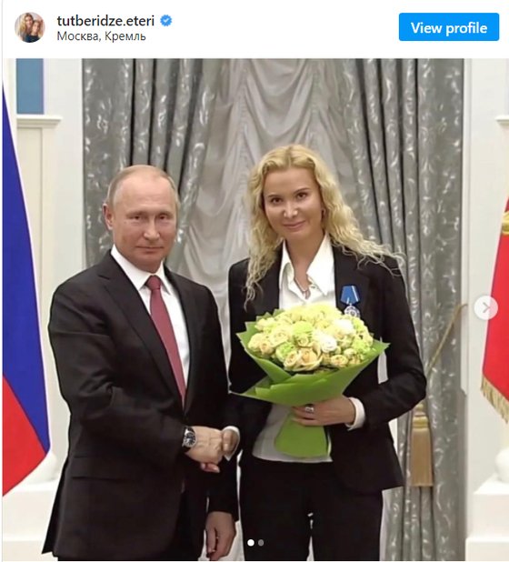 ソチオリンピック（五輪）直後、フィギュアコーチのエテリ・トゥトベリーゼに勲章を直接授与したプーチン大統領。トゥトベリーゼが本人のインスタグラムに投稿した写真。［写真　エテリ・トゥトベリーゼ　インスタグラム］