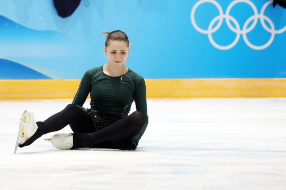 北京冬季五輪フィギュアスケート女子シングルに出場するカミラ・ワリエワが１４日に公式練習中に転倒している。キム・ギョンロク記者