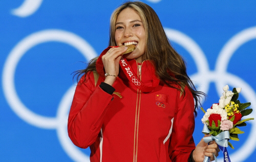 北京オリンピック（五輪）授賞式で金メダルを噛んでいる谷愛凌（アイリーン・グー）。［写真　聯合ニュース］