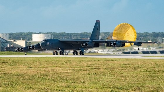 米太平洋空軍司令部は９日、ルイジアナ州バークスデール空軍基地のＢ－５２戦略爆撃機４機をグアムのアンダーセン空軍基地に展開したと伝え、１５日に写真を公開した。　写真＝米太平洋空軍司令部