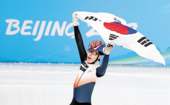 ９日午後、北京首都体育館で開かれた北京冬季オリンピック（五輪）ショートトラック男子１５００メートル決勝で、１位でゴールインして金メダルを獲得した韓国の黄大憲（ファン・デホン）選手が大極旗を振っている。７日、黄選手は李俊瑞（イ・ジュンソ）選手とともに審判の不可解な判定で失格となっていた。［写真　キム・ギョンロク記者］