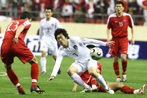 南アフリカワールドカップＷ杯アジア３次予選当時の南北対決で、北朝鮮選手のタックルに足を引っ掛けられて倒れる韓国の朴智星（パク・チソン）。［写真　中央フォト］