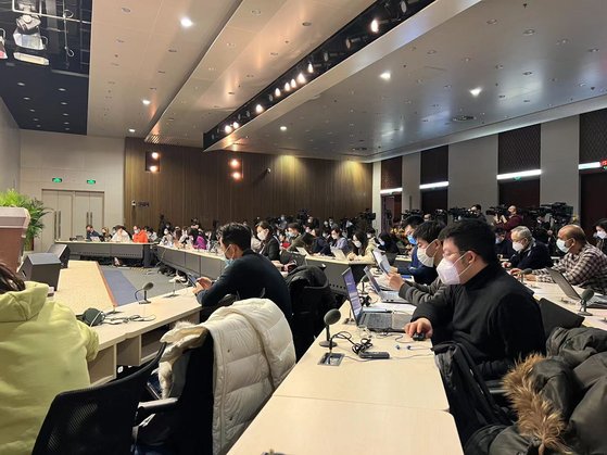 ２４日、中国外交部の定例記者会見場である藍庁に大勢の内外信記者が詰めかけた。シン・キョンジン記者