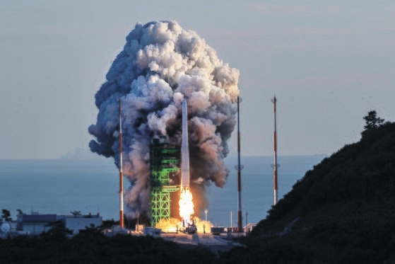 韓国型発射体「ヌリ号」（ＫＳＬＶ－２）が２０２１年１０月２１日、全羅南道高興郡（チョルラナムド・コフングン）の羅老（ナロ）宇宙センター第２発射台から打ち上げられた。［写真　写真共同取材団］