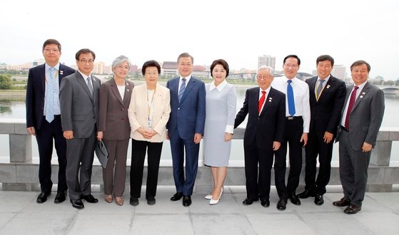 韓完相（ハン・ワンサン）ソウル大名誉教授（写真右から４人目）は２０１９年９月の南北首脳会談当時、文在寅（ムン・ジェイン）大統領の随行団として平壌（ピョンヤン）を訪問した。　平壌写真共同取材団