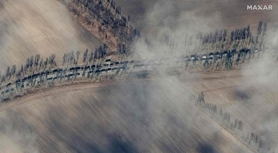 ウクライナ・イバンキウ北東部からロシア地上軍がキエフに向かって移動している様子が確認された。Ｍａｘａｒ　Ｔｅｃｈｎｏｌｏｇｉｅｓ提供［写真　ＡＦＰ　聯合ニュース］