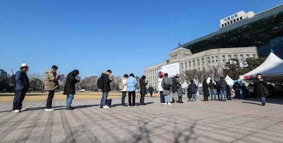 ２７日、ソウル広場に作られた中区（チュング）臨時選別検査所で市民がＰＣＲ検査を受けるために並んでいる。